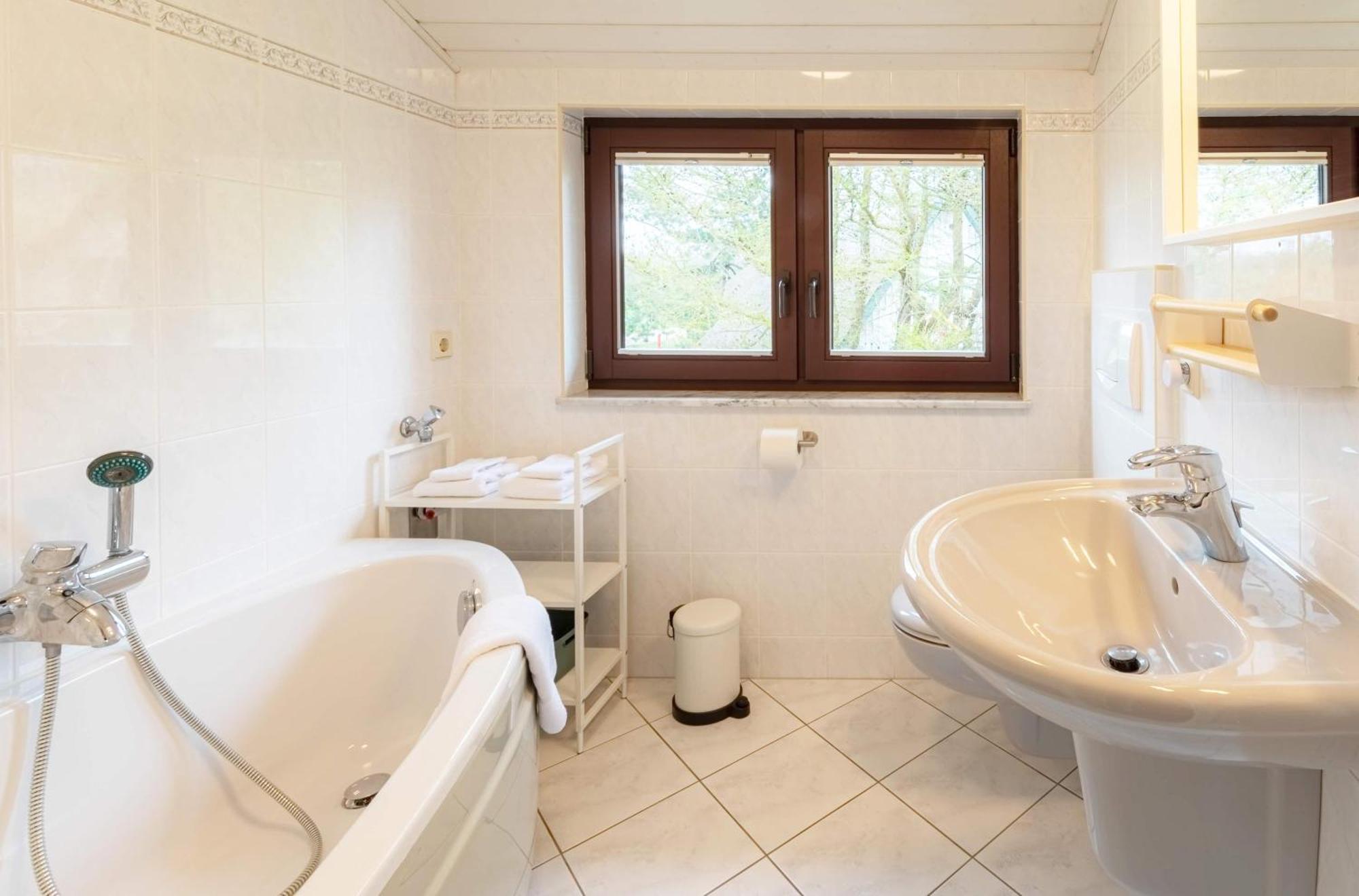 Ferienhaus "Bunter Fisch" - Direkt Am Deich, Stranduebergang 19 奥茨塞巴德·迪尔哈根 外观 照片